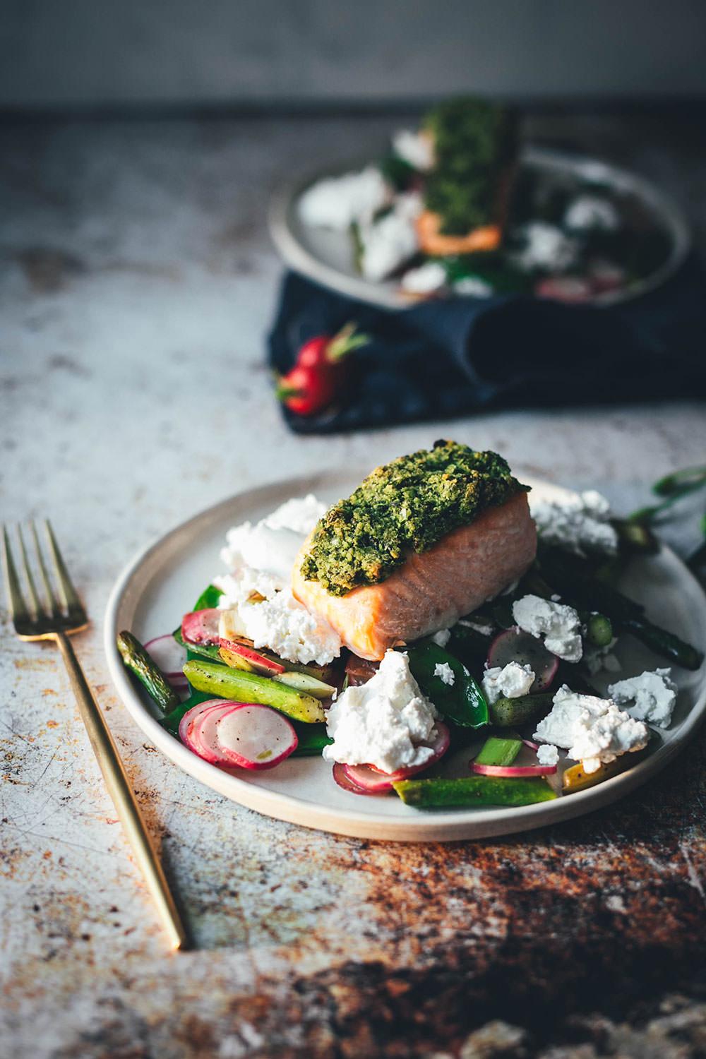 Leichtes Rezept für Lachs mit Bärlauchkruste! Ein wunderbares Frühlings-Gericht mit Bio-Lachs aus dem Ofen, frischem Bärlauch, grünem Spargel, Radieschen, Zuckerschoten und Ziegenkäse. Schnell gemacht, lecker und so leicht, dass es prima als Mittagessen passt oder für die schnelle Feierabendküche geeignet ist. | moeyskitchen.com