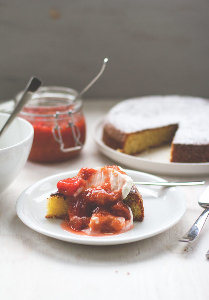 Rezept für Mandelkuchen mit Rhabarber-Erdbeer-Kompott | moeyskitchen.com