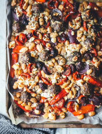 Es wird wieder Zeit für ein super einfaches, aber geschmacklich raffiniertes Gericht für die schnelle Feierabendküche! Da kommen meine One Pan Greek Meatballs genau richtig! Wahlweise mit Rinderhack oder mit einer pflanzlichen Hack-Alternative zubereitet, kommen die kleinen würzigen Hackbällchen mit frischem Gemüse aufs Blech. Wenig Aufwand, wenig Abwasch, aber maximaler Geschmack! | moeyskitchen.com