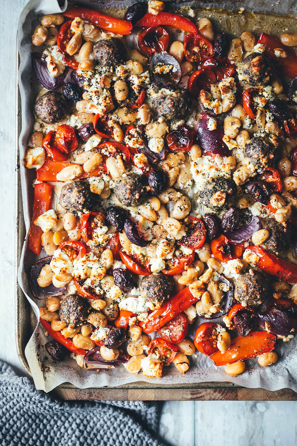 Es wird wieder Zeit für ein super einfaches, aber geschmacklich raffiniertes Gericht für die schnelle Feierabendküche! Da kommen meine One Pan Greek Meatballs genau richtig! Wahlweise mit Rinderhack oder mit einer pflanzlichen Hack-Alternative zubereitet, kommen die kleinen würzigen Hackbällchen mit frischem Gemüse aufs Blech. Wenig Aufwand, wenig Abwasch, aber maximaler Geschmack! | moeyskitchen.com