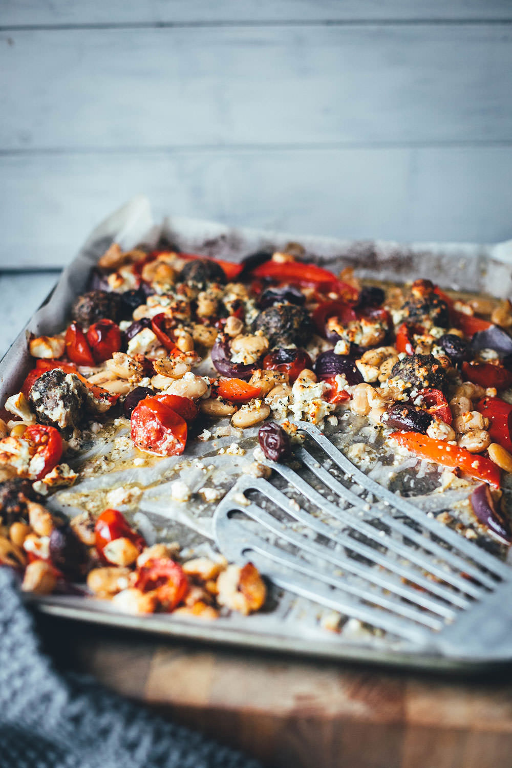 Es wird wieder Zeit für ein super einfaches, aber geschmacklich raffiniertes Gericht für die schnelle Feierabendküche! Da kommen meine One Pan Greek Meatballs genau richtig! Wahlweise mit Rinderhack oder mit einer pflanzlichen Hack-Alternative zubereitet, kommen die kleinen würzigen Hackbällchen mit frischem Gemüse aufs Blech. Wenig Aufwand, wenig Abwasch, aber maximaler Geschmack! | moeyskitchen.com