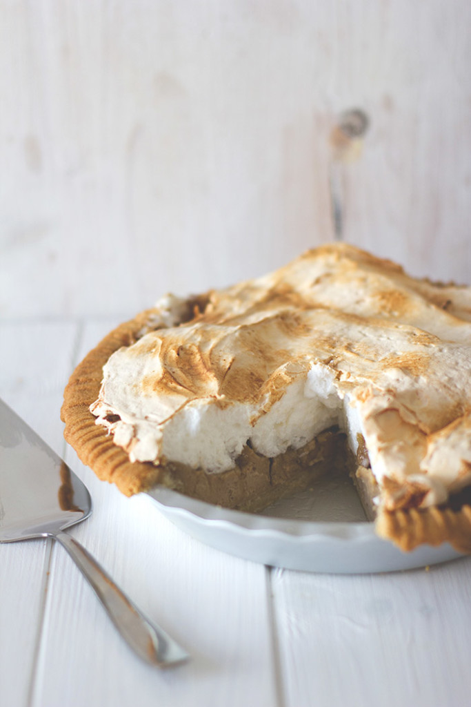Saftiger Rhabarber-Baiser-Pie aus Mürbeteigboden, Rhabarber-Curd und Eischnee-Haube | moeyskitchen.com