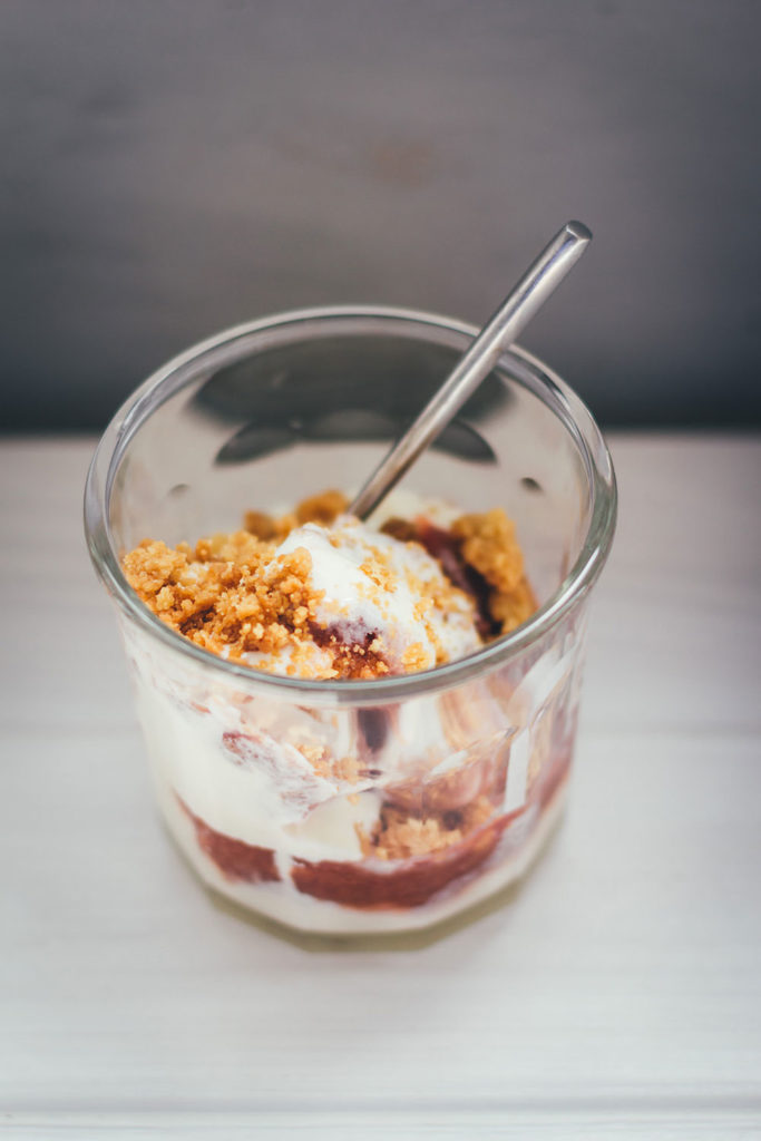 Rezept für cremiges Rhabarber-Frischkäse-Eis mit Streuseln, mit frisch gekochtem Rhabarber-Kompott und selbst gebackenen Streuseln | moeyskitchen.com