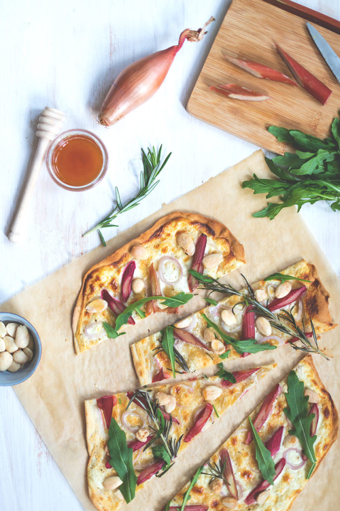 Rezept für Rhabarber-Flammkuchen mit Ziegenfrischkäse und Mandeln | moeyskitchen.com