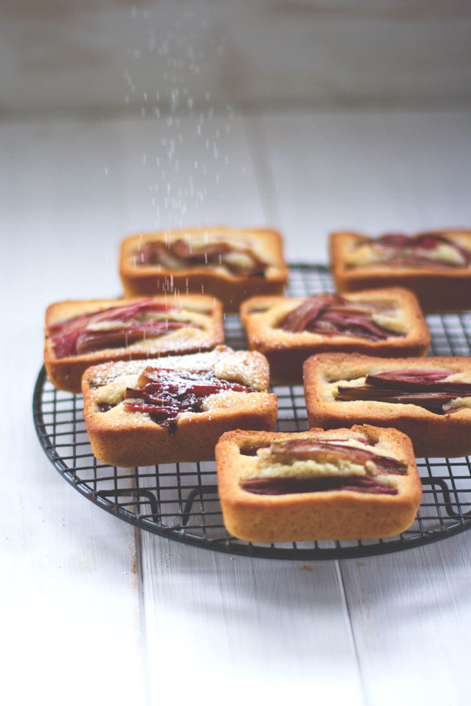 Rezept für saftige Rhabarber-Friands (oder Financiers) mit geröstetem Rhabarber, das sind süße kleine Küchlein für den Frühling | moeyskitchen.com