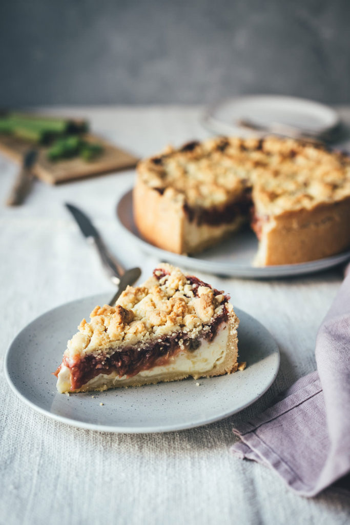 Rezept für Rhabarber-Käsekuchen mit Streuseln als klassischer Kuchen für den Frühling | moeyskitchen.com
