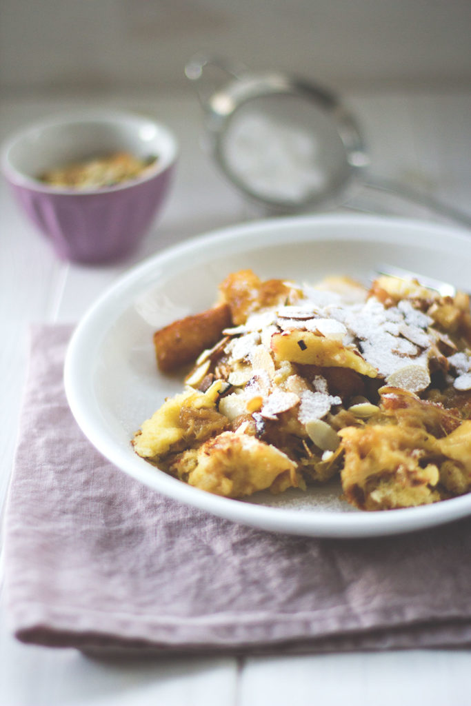 Fluffiger Rhabarber-Ofen-Schmarrn, das ist ein Kaiserschmarrn mit frischem Rhabarber aus dem Ofen | moeyskitchen.com
