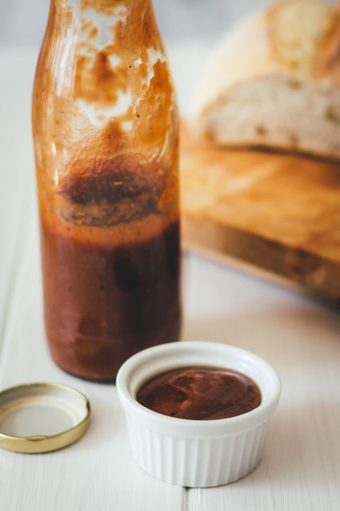 Rezept für selbst gemachten Rhabarberketchup – die perfekte Grillsauce, zu Fleisch, Würstchen, Gemüse und Halloumi vom Grill | moeyskitchen.com