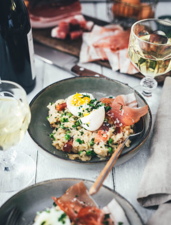 Rezept für Risotto Carbonara aus dem Ofen! Mit zweierlei vom Südtiroler Speck g.g.A., Erbsen und Ei serviert. Blitzschnelles Ofenrisotto für das deftige Abendessen – alltagstaugliche Alpenküche und kreative Umwandlung des italienischen Pastaklassikers! | moeyskitchen.com