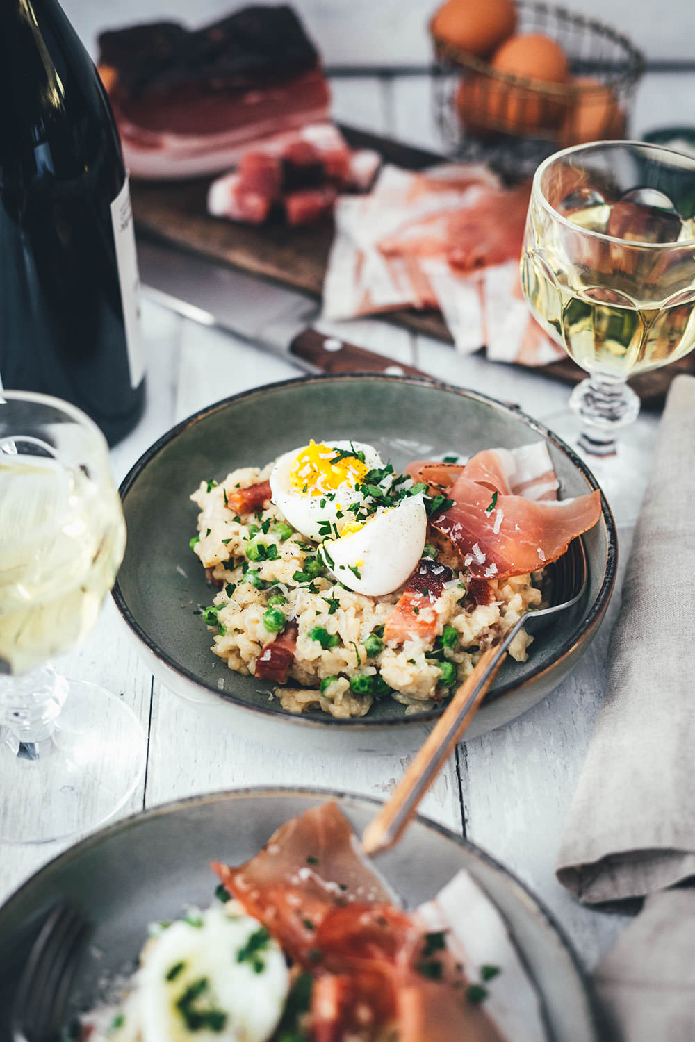 Rezept für Risotto Carbonara aus dem Ofen! Mit zweierlei vom Südtiroler Speck g.g.A., Erbsen und Ei serviert. Blitzschnelles Ofenrisotto für das deftige Abendessen – alltagstaugliche Alpenküche und kreative Umwandlung des italienischen Pastaklassikers! | moeyskitchen.com