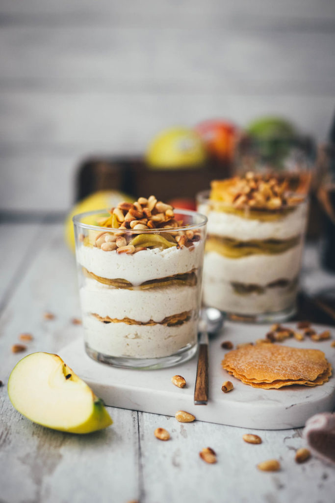 Rezept für super einfaches und leckeres Apfelstrudel-Dessert im Glas – sanft gedünsteter Südtiroler Apfel g.g.A. trifft auf knusprige Strudelteig-Türmchen und sahnige Mascarpone-Vanille-Creme. Garniert mit gerösteten Pinienkernen wird das Dessert ein toller Twist zu klassischem Strudel und italienischen Dessert! | moeyskitchen.com
