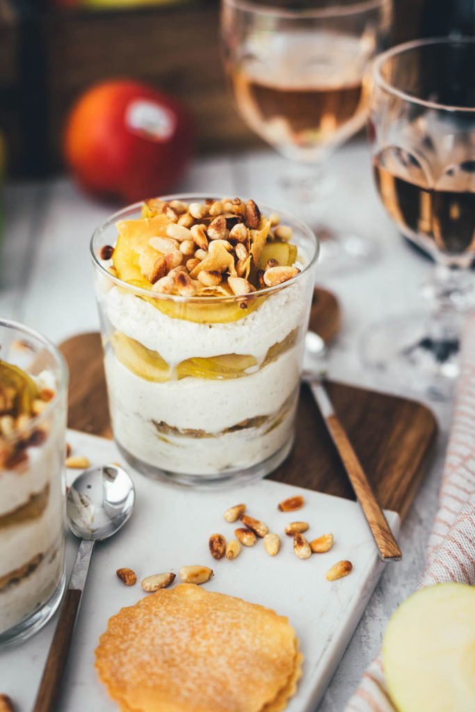 Rezept für super einfaches und leckeres Apfelstrudel-Dessert im Glas – sanft gedünsteter Südtiroler Apfel g.g.A. trifft auf knusprige Strudelteig-Türmchen und sahnige Mascarpone-Vanille-Creme. Garniert mit gerösteten Pinienkernen wird das Dessert ein toller Twist zu klassischem Strudel und italienischen Dessert! | moeyskitchen.com