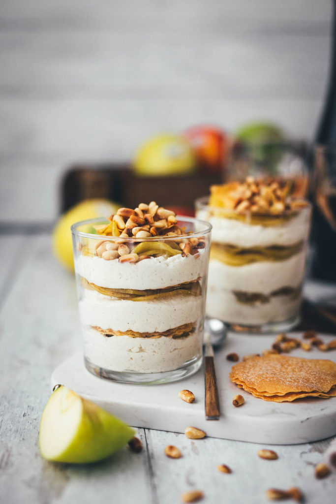 Rezept für super einfaches und leckeres Apfelstrudel-Dessert im Glas – sanft gedünsteter Südtiroler Apfel g.g.A. trifft auf knusprige Strudelteig-Türmchen und sahnige Mascarpone-Vanille-Creme. Garniert mit gerösteten Pinienkernen wird das Dessert ein toller Twist zu klassischem Strudel und italienischen Dessert! | moeyskitchen.com