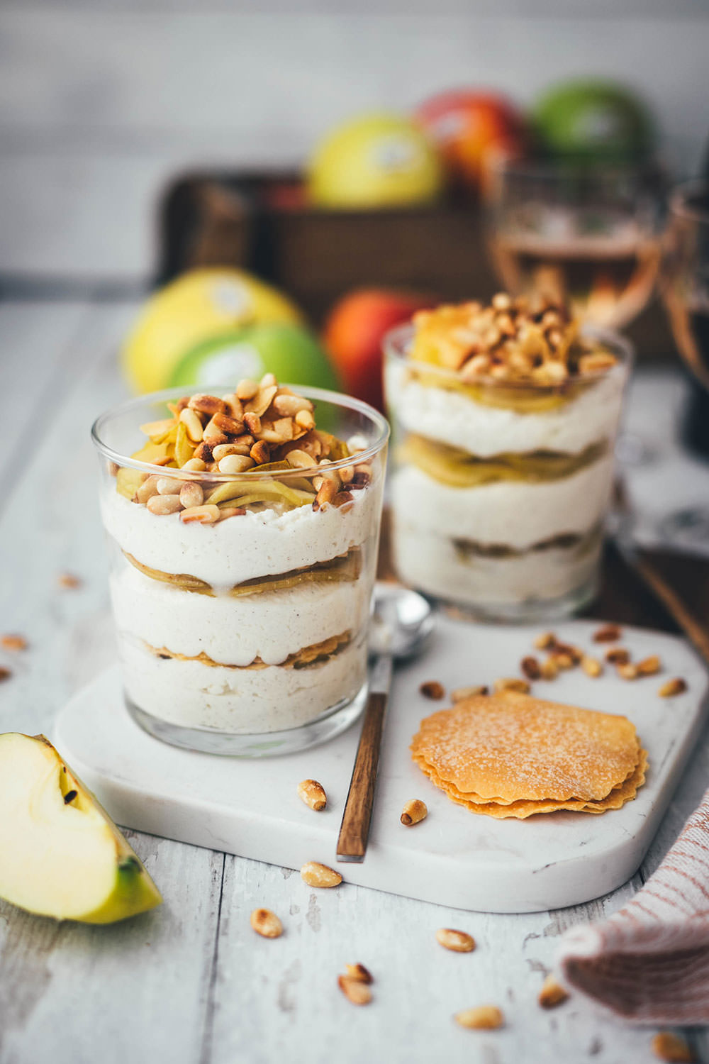 Rezept für super einfaches und leckeres Apfelstrudel-Dessert im Glas – sanft gedünsteter Südtiroler Apfel g.g.A. trifft auf knusprige Strudelteig-Türmchen und sahnige Mascarpone-Vanille-Creme. Garniert mit gerösteten Pinienkernen wird das Dessert ein toller Twist zu klassischem Strudel und italienischen Dessert! | moeyskitchen.com