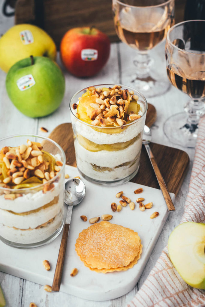 Rezept für super einfaches und leckeres Apfelstrudel-Dessert im Glas – sanft gedünsteter Südtiroler Apfel g.g.A. trifft auf knusprige Strudelteig-Türmchen und sahnige Mascarpone-Vanille-Creme. Garniert mit gerösteten Pinienkernen wird das Dessert ein toller Twist zu klassischem Strudel und italienischen Dessert! | moeyskitchen.com