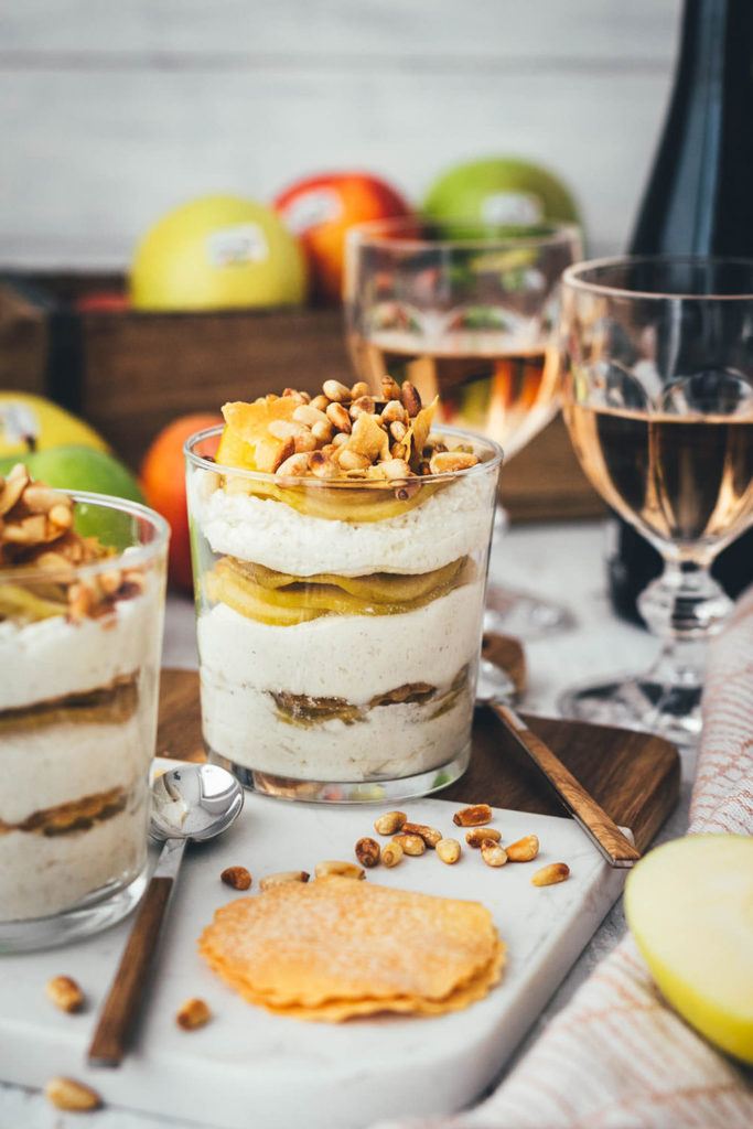 Rezept für super einfaches und leckeres Apfelstrudel-Dessert im Glas – sanft gedünsteter Südtiroler Apfel g.g.A. trifft auf knusprige Strudelteig-Türmchen und sahnige Mascarpone-Vanille-Creme. Garniert mit gerösteten Pinienkernen wird das Dessert ein toller Twist zu klassischem Strudel und italienischen Dessert! | moeyskitchen.com