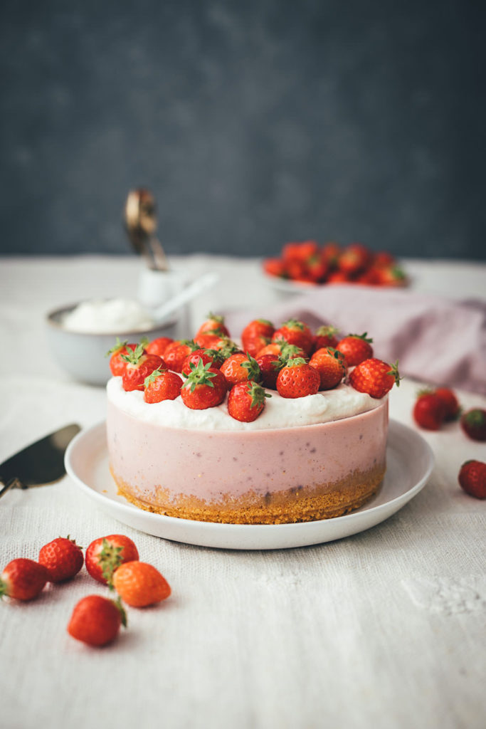 Rezept für Erdbeer Panna Cotta Torte | Kühlschrankkuchen – Kuchen ohne Backen | kleines feines Törtchen für den Sommer | moeyskitchen.com #erdbeerkuchen #erdbeertorte #erdbeeren #pannacotta #erdbeerpannacottatorte #kühlschrankkuchen #kühlschranktorte #tmdonnerstag #thermomix #tm5 #tm6 #tm31 #rezepte #foodblogger