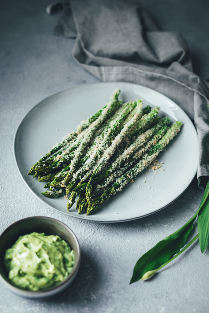 Rezept für grünen Knusper-Spargel mit Panko und Parmesan - mit cremiger Bärlauch-Aioli | moeyskitchen.com