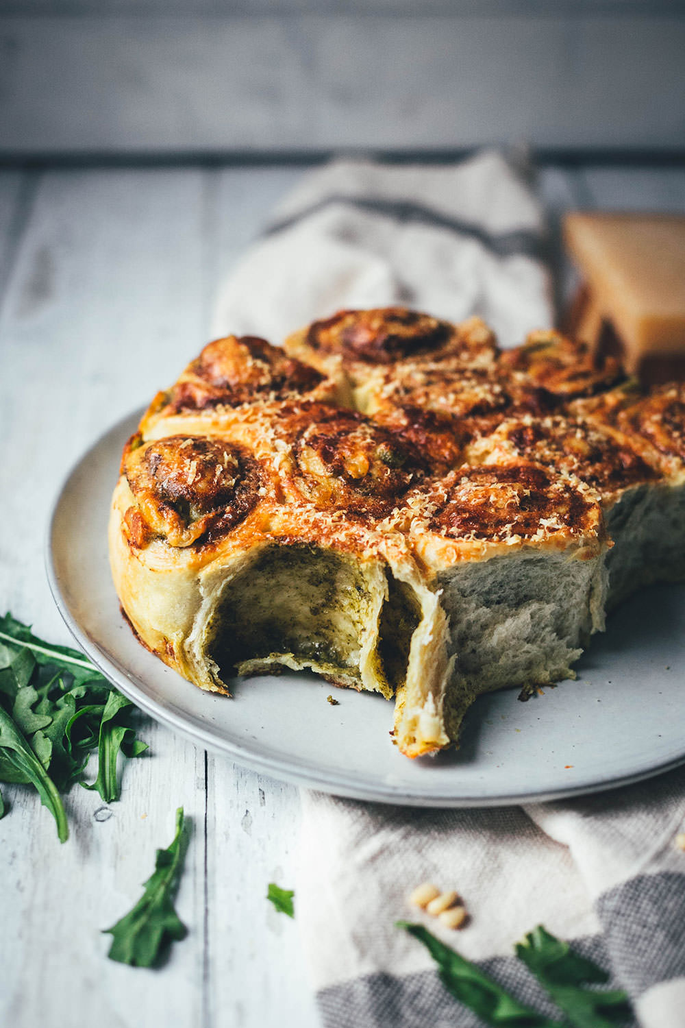 Rezept für Zupfbrot mit Pesto – herzhafte Hefeschnecken mit Mozzarella. Das ist ein fluffiges Hefegebäck perfekt als Beilage zum Grillen oder für den Brunch. Eine tolle deftige Alternative zu süßen Zimtschnecken! | moeyskitchen.com
