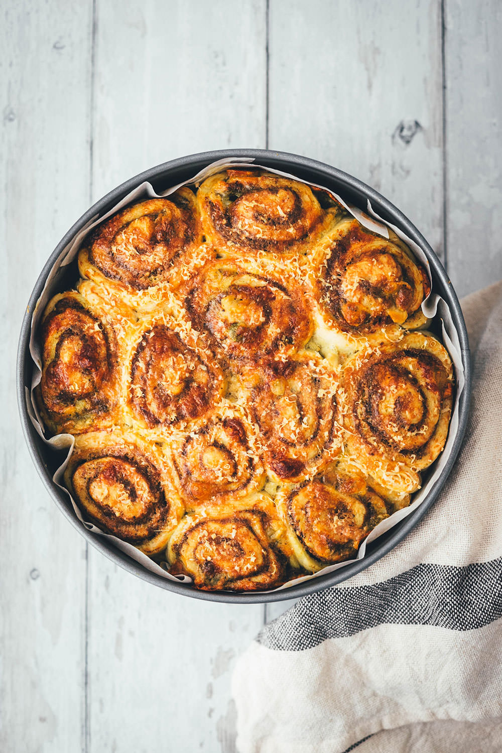Rezept für Zupfbrot mit Pesto – herzhafte Hefeschnecken mit Mozzarella. Das ist ein fluffiges Hefegebäck perfekt als Beilage zum Grillen oder für den Brunch. Eine tolle deftige Alternative zu süßen Zimtschnecken! | moeyskitchen.com