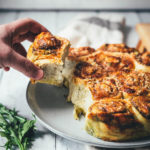 Rezept für Zupfbrot mit Pesto – herzhafte Hefeschnecken mit Mozzarella. Das ist ein fluffiges Hefegebäck perfekt als Beilage zum Grillen oder für den Brunch. Eine tolle deftige Alternative zu süßen Zimtschnecken! | moeyskitchen.com