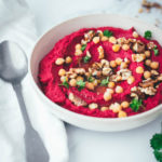 Unkompliziertes Rezept für selbst gemachtes Rote Bete Hummus als Vorspeise oder Beilage. Aus wenigen Zutaten und in kürzester Zeit hergestellt. Perfekt für eine Mezze Platte, als Dip zu knusprigem Brot oder zum Grillen | moeyskitchen.com