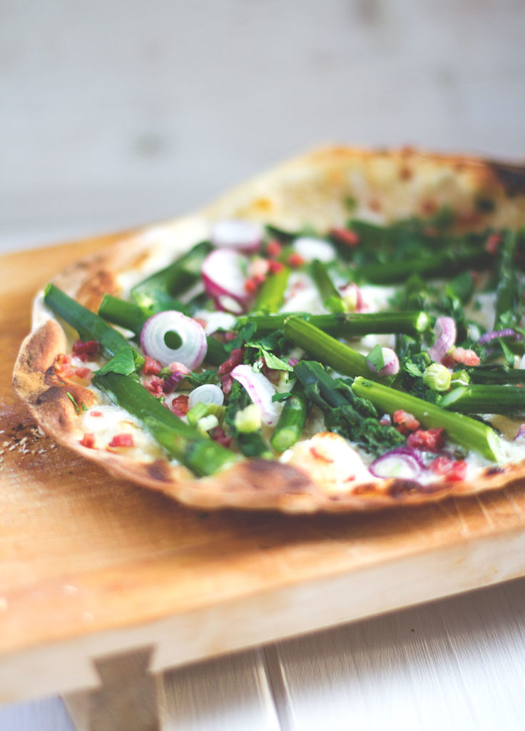 Rezept für leckeren Spargel-Mascarpone-Flammkuchen - Flammkuchen mit grünem Spargel und Mascarpone aus dem Pizzaofen | moeyskitchen.com