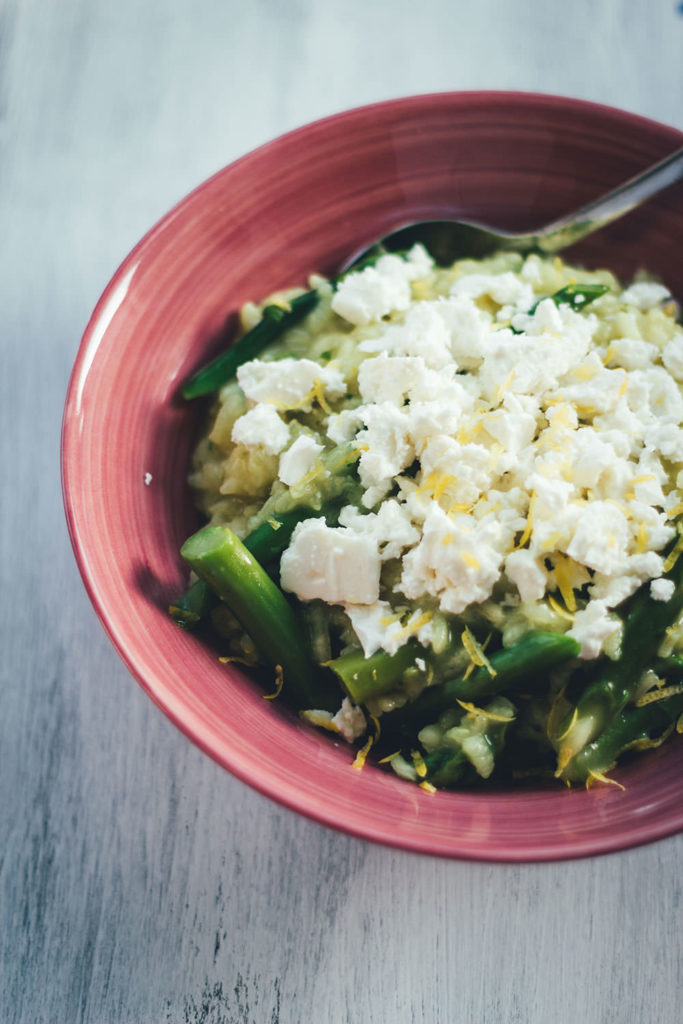 Rezept für Ofenrisotto mit grünem Spargel und Feta | blitzschnell im Ofen zubereitet, ohne lästiges Rühren | moeyskitchen.com