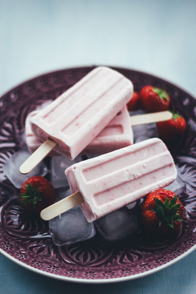 Rezept für Strawberry Cheesecake Popsicles | leckeres Erdbeereis am Stiel mit Frischkäse | blitzschnell zusammengerührt und ohne Eismaschine | moeyskitchen.com #popsicles #eis #eisamstiel #eiscreme #icecream #erdbeeren #erdbeereis #foodblogger #rezepte