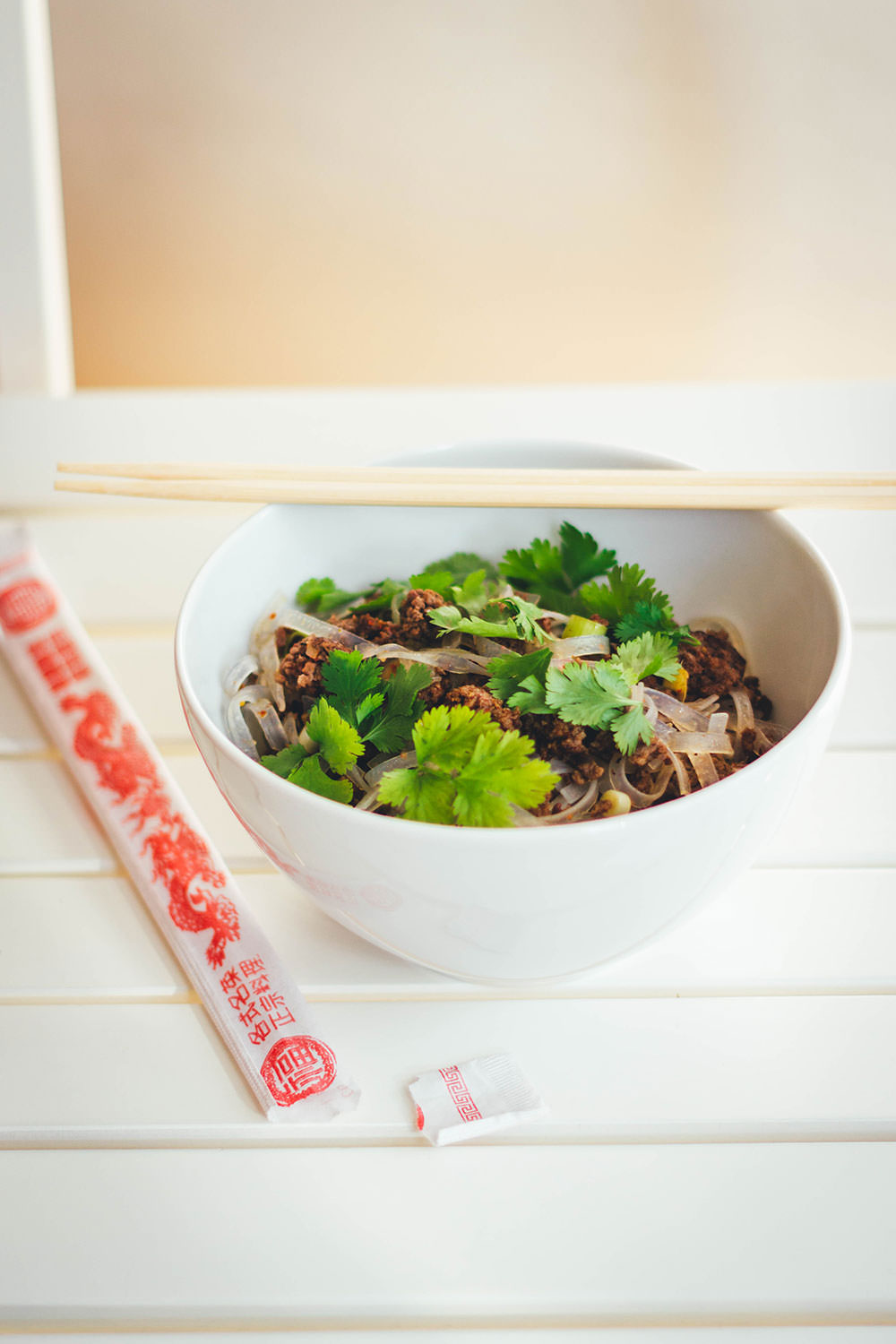 Unkompliziertes und super schnelles Rezept für einen leckeren Thai-Nudelsalat. Mit breiten Reisnudeln, knusprig gebratenem Bio-Rinderhack, einem Dressing aus Limettensaft, Sesamöl und Fischsauce, Koriander und Frühlingszwiebeln | moeyskitchen.com