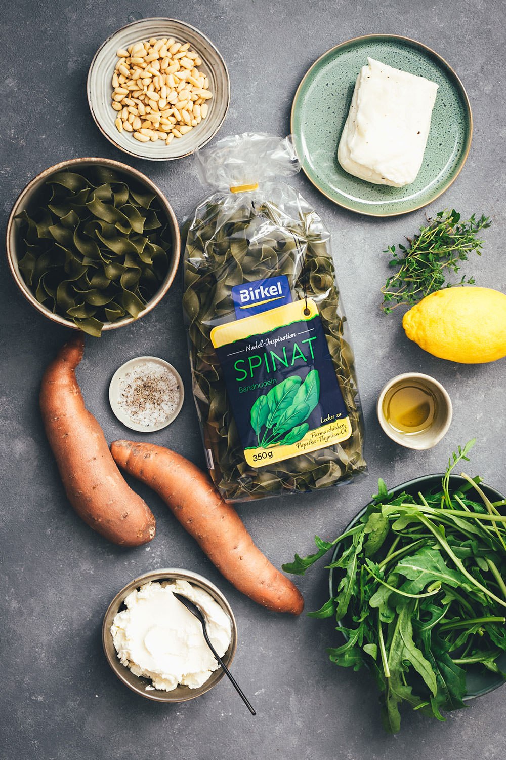 Rezept für die schnelle Feierabend-Küche: deftig-vegetarische Pasta in Form von Spinat Bandnudeln mit knusprig gerösteten Süßkartoffeln und Halloumi, serviert mit Rucola, Pinienkernen und einer blitzschnellen Frischkäse-Zitronen-Sauce | moeyskitchen.com