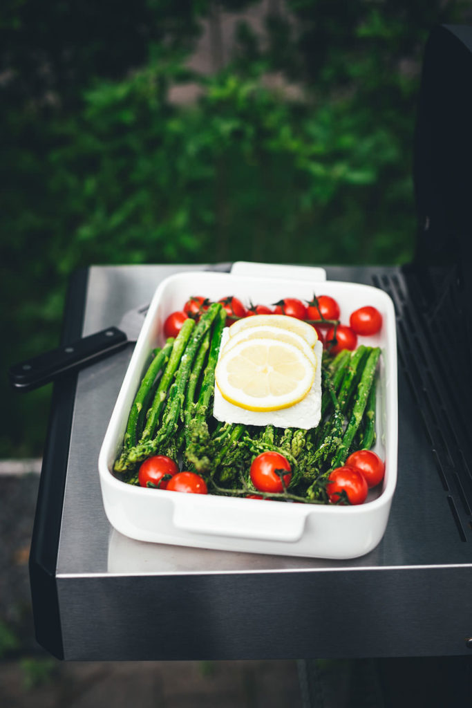 Rezept für leckeren Feta Spargel – statt Feta Pasta mit Spaghetti landen hier grüner Spargel, Tomaten und Feta in der Auflaufform. Vom Grill oder aus dem Ofen ist der Feta Spargel die perfekte Grillbeilage zum BBQ oder eine vegetarische Alternative zu gegrilltem Fleisch und Würstchen | moeyskitchen.com