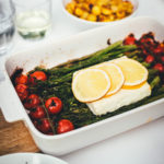Rezept für leckeren Feta Spargel – statt Feta Pasta mit Spaghetti landen hier grüner Spargel, Tomaten und Feta in der Auflaufform. Vom Grill oder aus dem Ofen ist der Feta Spargel die perfekte Grillbeilage zum BBQ oder eine vegetarische Alternative zu gegrilltem Fleisch und Würstchen | moeyskitchen.com