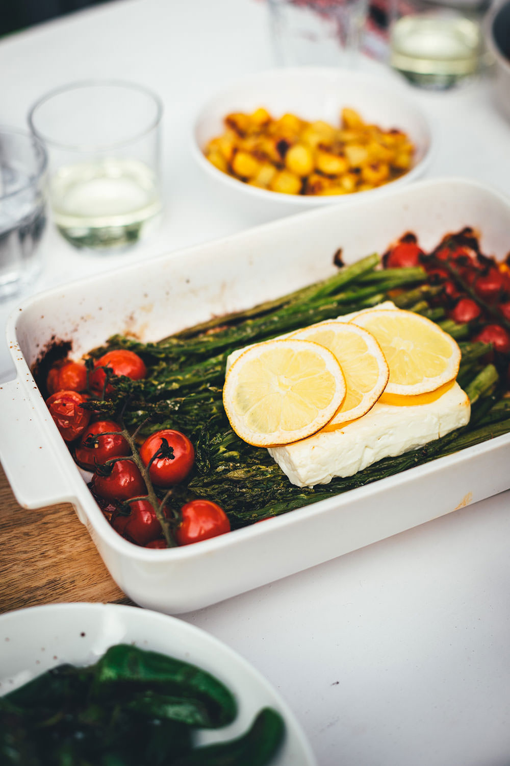 Rezept für leckeren Feta Spargel – statt Feta Pasta mit Spaghetti landen hier grüner Spargel, Tomaten und Feta in der Auflaufform. Vom Grill oder aus dem Ofen ist der Feta Spargel die perfekte Grillbeilage zum BBQ oder eine vegetarische Alternative zu gegrilltem Fleisch und Würstchen | moeyskitchen.com