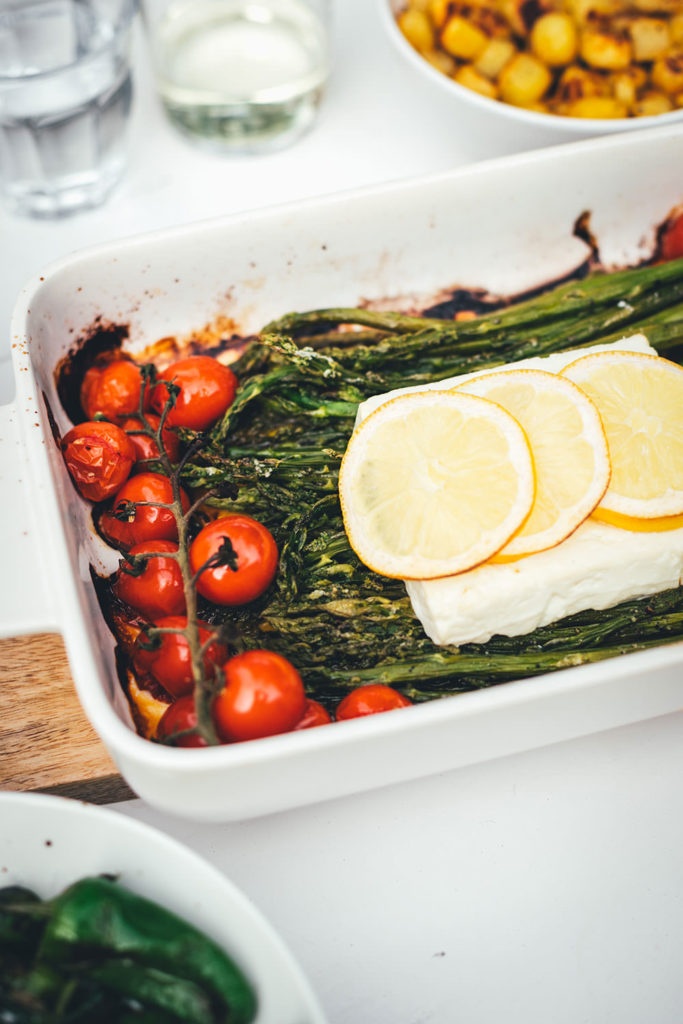 Rezept für leckeren Feta Spargel – statt Feta Pasta mit Spaghetti landen hier grüner Spargel, Tomaten und Feta in der Auflaufform. Vom Grill oder aus dem Ofen ist der Feta Spargel die perfekte Grillbeilage zum BBQ oder eine vegetarische Alternative zu gegrilltem Fleisch und Würstchen | moeyskitchen.com