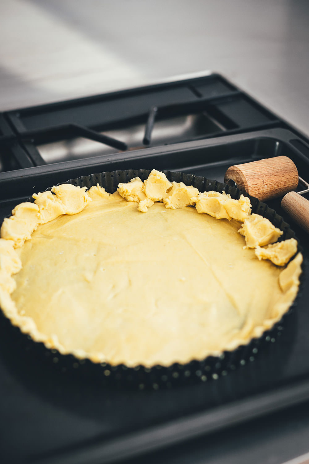 Rezept für Tarte au citron mit knusprigem Mürbeteigboden, cremiger Zitronen-Füllung und fluffigem Baiser. Unkomplizierte Zitronentarte mit unkomplizierten Arbeitsschritten und einem köstlichen Ergebnis | moeyskitchen.com
