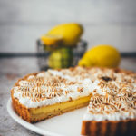 Rezept für Tarte au citron mit knusprigem Mürbeteigboden, cremiger Zitronen-Füllung und fluffigem Baiser. Unkomplizierte Zitronentarte mit unkomplizierten Arbeitsschritten und einem köstlichen Ergebnis | moeyskitchen.com