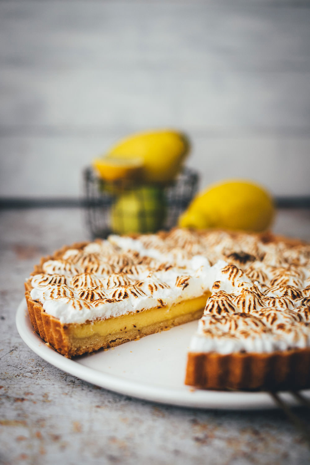 Rezept für Tarte au citron mit knusprigem Mürbeteigboden, cremiger Zitronen-Füllung und fluffigem Baiser. Unkomplizierte Zitronentarte mit unkomplizierten Arbeitsschritten und einem köstlichen Ergebnis | moeyskitchen.com