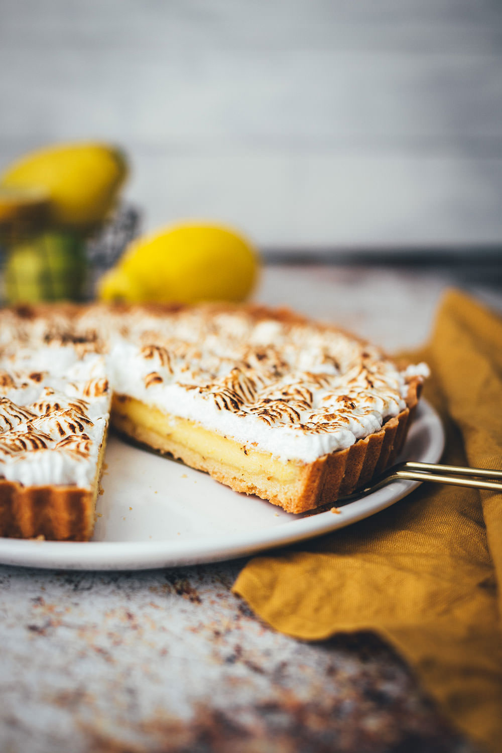 Rezept für Tarte au citron mit knusprigem Mürbeteigboden, cremiger Zitronen-Füllung und fluffigem Baiser. Unkomplizierte Zitronentarte mit unkomplizierten Arbeitsschritten und einem köstlichen Ergebnis | moeyskitchen.com