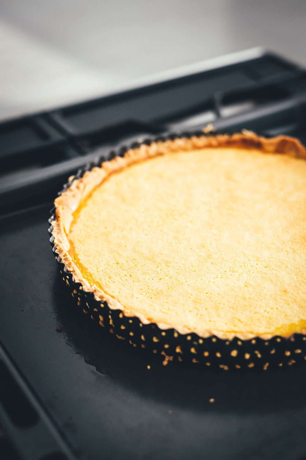 Rezept für Tarte au citron mit knusprigem Mürbeteigboden, cremiger Zitronen-Füllung und fluffigem Baiser. Unkomplizierte Zitronentarte mit unkomplizierten Arbeitsschritten und einem köstlichen Ergebnis | moeyskitchen.com