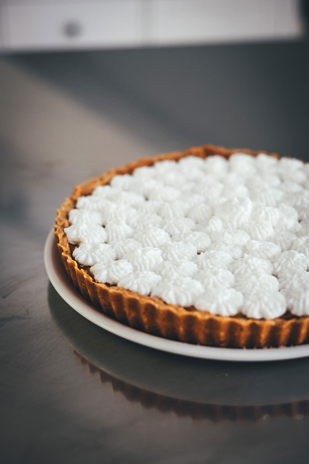 Rezept für Tarte au citron mit knusprigem Mürbeteigboden, cremiger Zitronen-Füllung und fluffigem Baiser. Unkomplizierte Zitronentarte mit unkomplizierten Arbeitsschritten und einem köstlichen Ergebnis | moeyskitchen.com