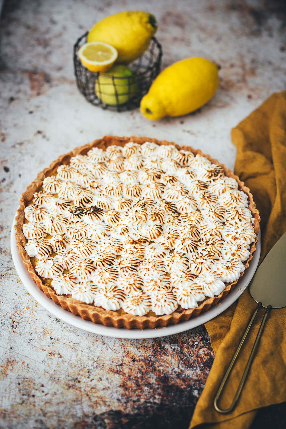 Rezept für Tarte au citron mit knusprigem Mürbeteigboden, cremiger Zitronen-Füllung und fluffigem Baiser. Unkomplizierte Zitronentarte mit unkomplizierten Arbeitsschritten und einem köstlichen Ergebnis | moeyskitchen.com