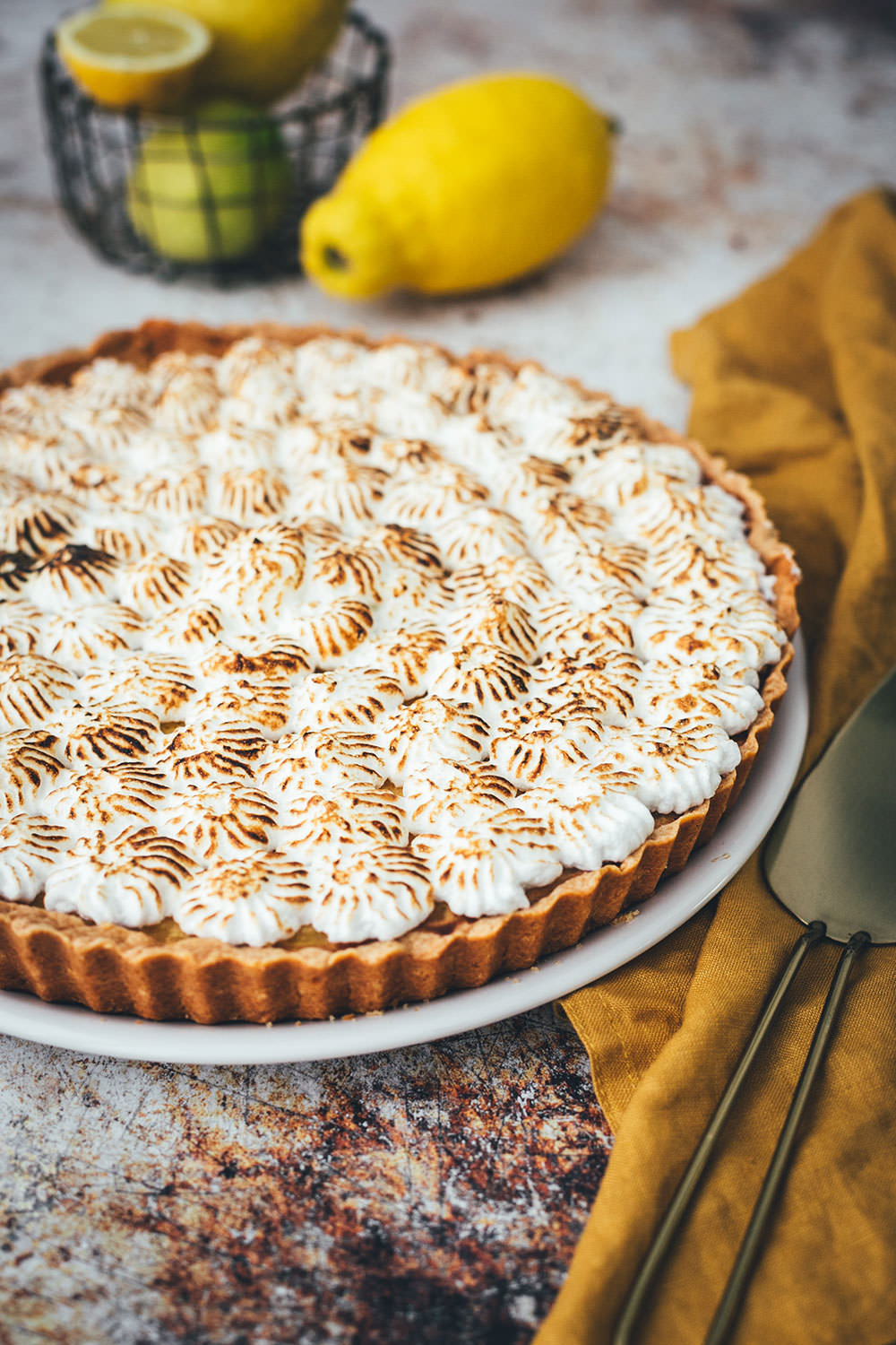 Rezept für Tarte au citron mit knusprigem Mürbeteigboden, cremiger Zitronen-Füllung und fluffigem Baiser. Unkomplizierte Zitronentarte mit unkomplizierten Arbeitsschritten und einem köstlichen Ergebnis | moeyskitchen.com