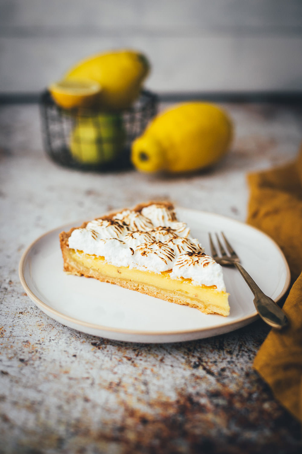 Rezept für Tarte au citron mit knusprigem Mürbeteigboden, cremiger Zitronen-Füllung und fluffigem Baiser. Unkomplizierte Zitronentarte mit unkomplizierten Arbeitsschritten und einem köstlichen Ergebnis | moeyskitchen.com