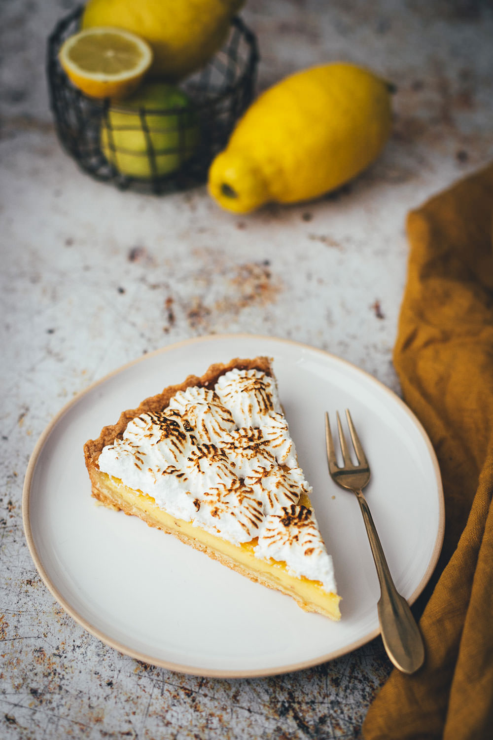 Rezept für Tarte au citron mit knusprigem Mürbeteigboden, cremiger Zitronen-Füllung und fluffigem Baiser. Unkomplizierte Zitronentarte mit unkomplizierten Arbeitsschritten und einem köstlichen Ergebnis | moeyskitchen.com