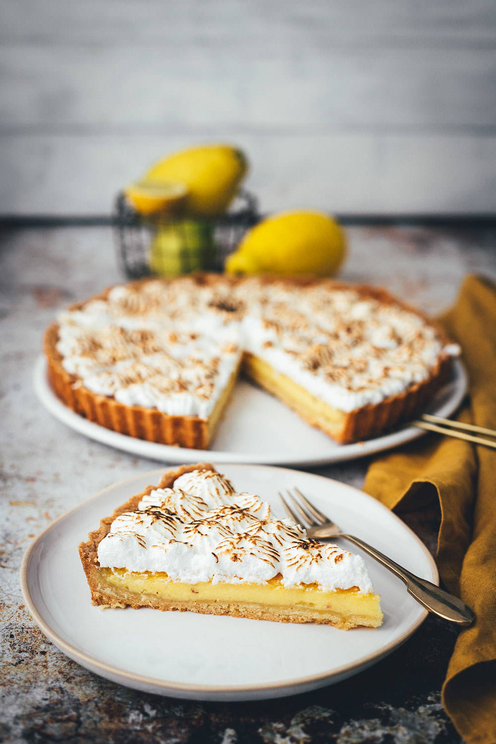 Rezept für Tarte au citron mit knusprigem Mürbeteigboden, cremiger Zitronen-Füllung und fluffigem Baiser. Unkomplizierte Zitronentarte mit unkomplizierten Arbeitsschritten und einem köstlichen Ergebnis | moeyskitchen.com