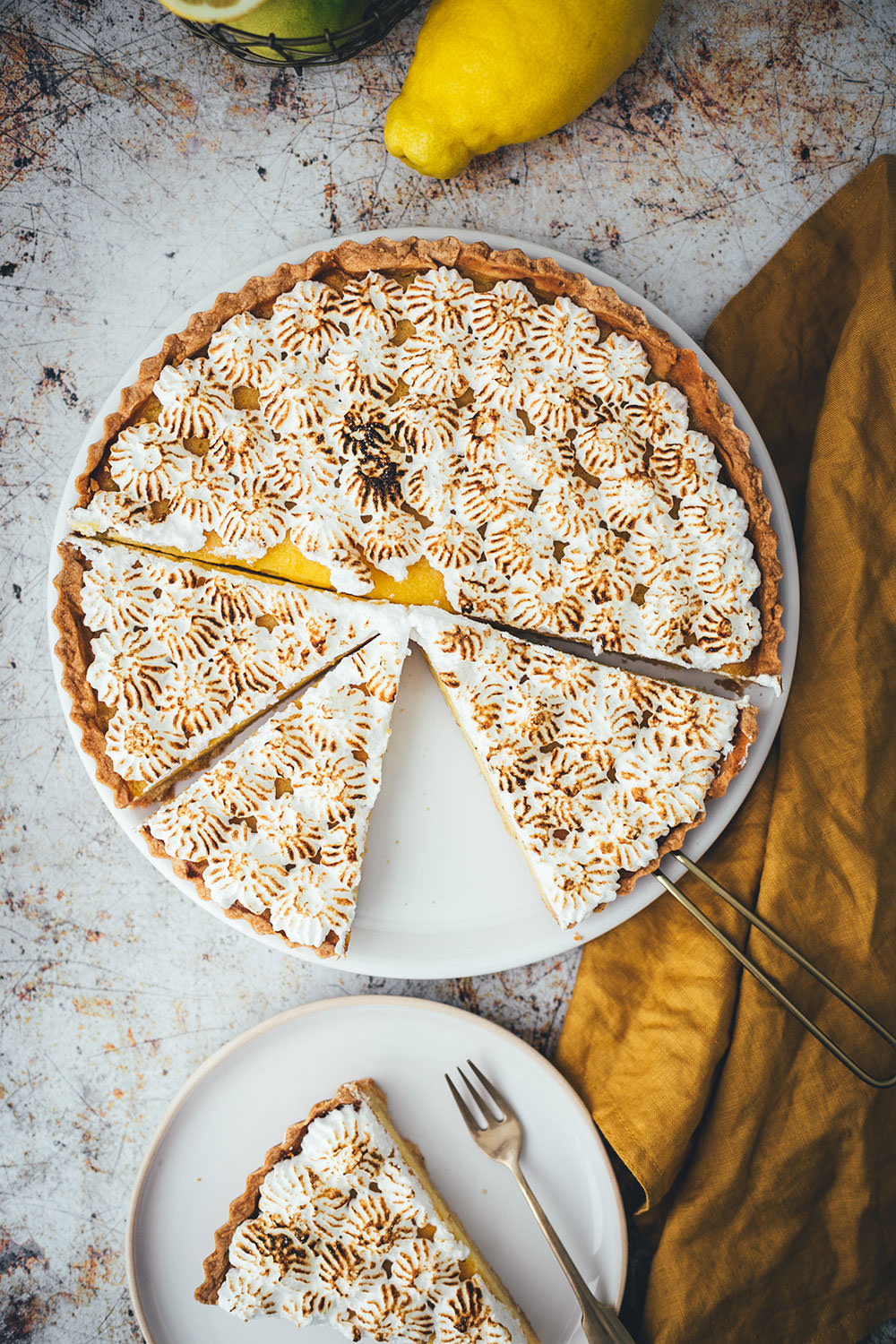 Rezept für Tarte au citron mit knusprigem Mürbeteigboden, cremiger Zitronen-Füllung und fluffigem Baiser. Unkomplizierte Zitronentarte mit unkomplizierten Arbeitsschritten und einem köstlichen Ergebnis | moeyskitchen.com