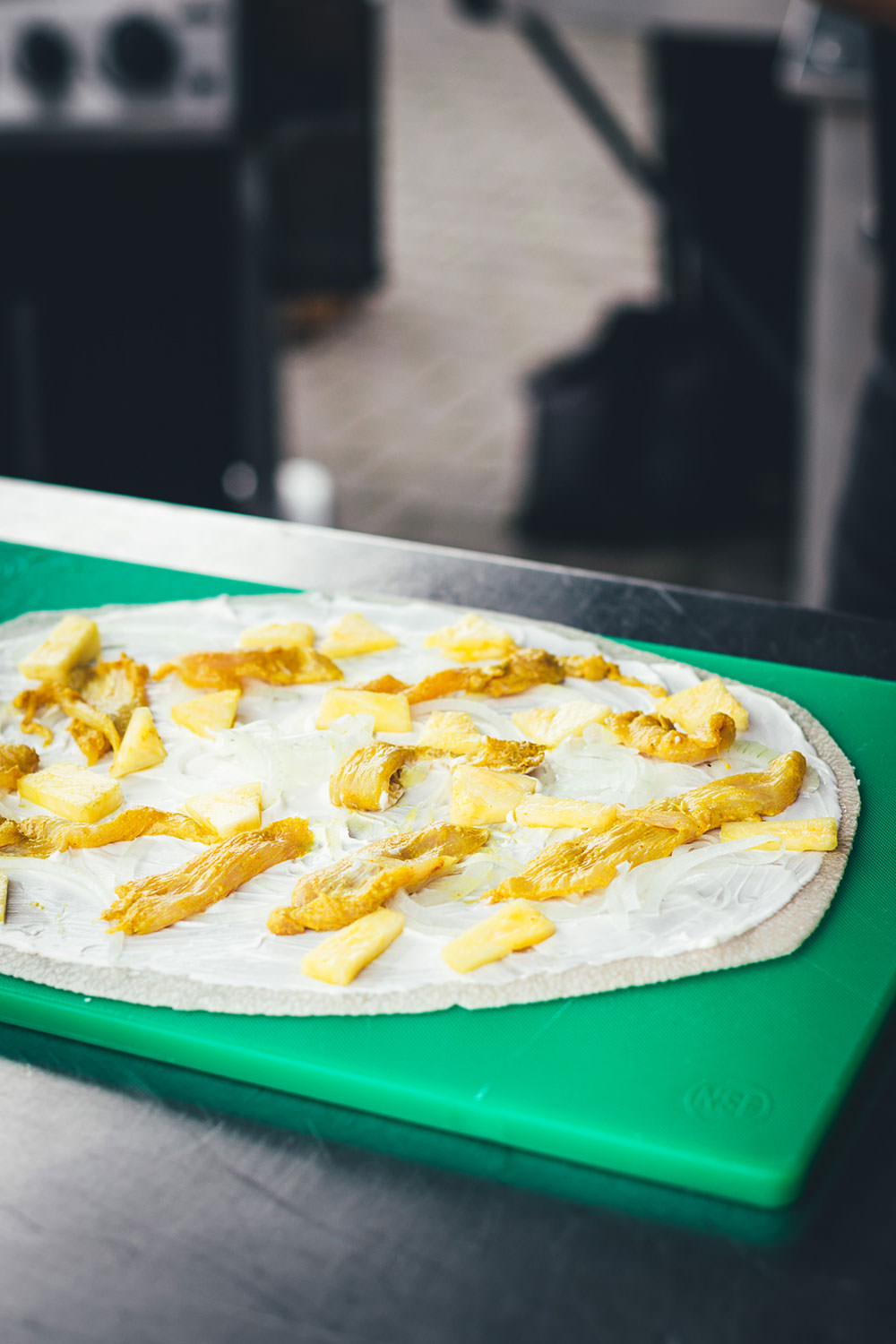 Rezept für fruchtigen Flammkuchen mit Curry-Hähnchen und Ananas – blitzschnell vom Pizzastein vom Grill oder aus dem Ofen | moeyskitchen.com