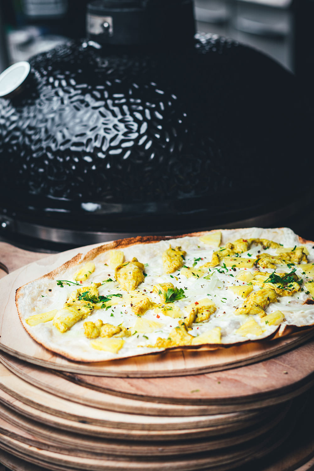 Rezept für fruchtigen Flammkuchen mit Curry-Hähnchen und Ananas – blitzschnell vom Pizzastein vom Grill oder aus dem Ofen | moeyskitchen.com
