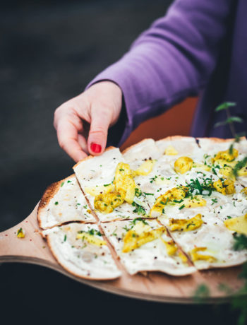 Rezept für fruchtigen Flammkuchen mit Curry-Hähnchen und Ananas – blitzschnell vom Pizzastein vom Grill oder aus dem Ofen | moeyskitchen.com